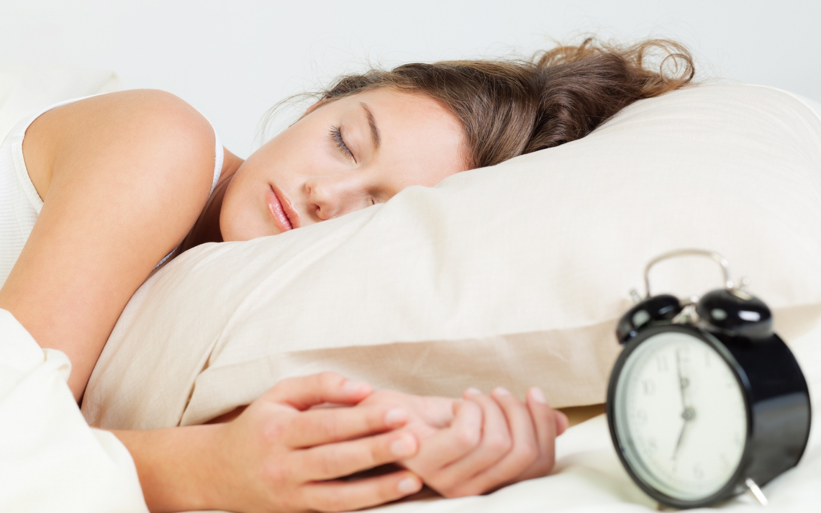 Сомнолог развеяла самые популярные мифы о сне