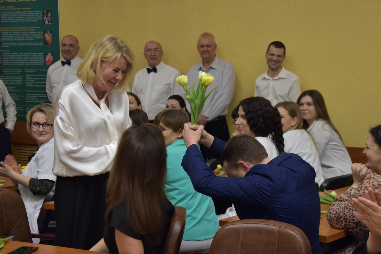 В преддверии 8 Марта сильная половина Консультативно-диагностического центра организовало для коллег шоу, которое взорвало весеннюю тишину. Вместо скучных речей — море теплых слов, цветов и сюрпризов!