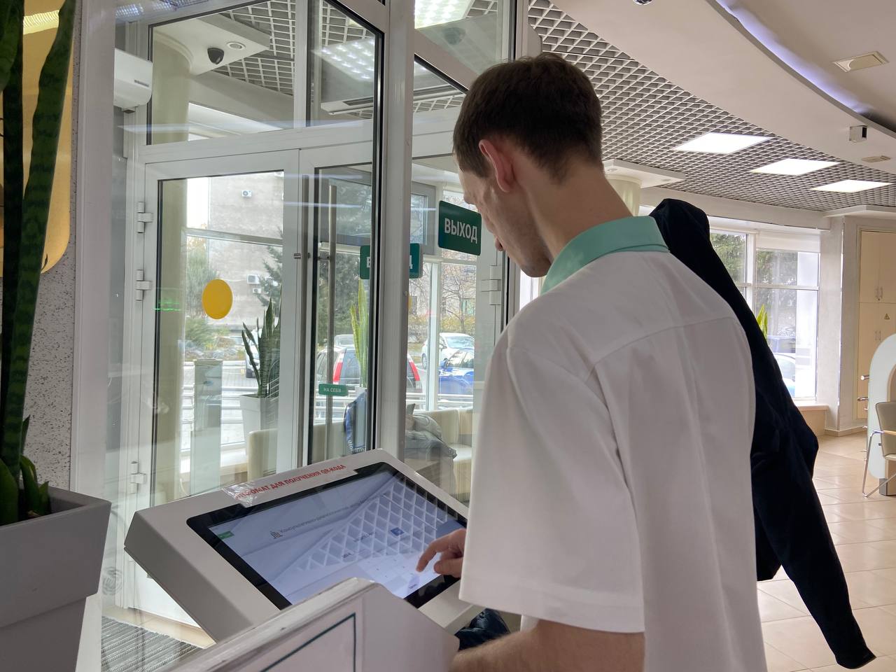 Инструкция для получения QR-кода через инфомат в холле КДЦАК  