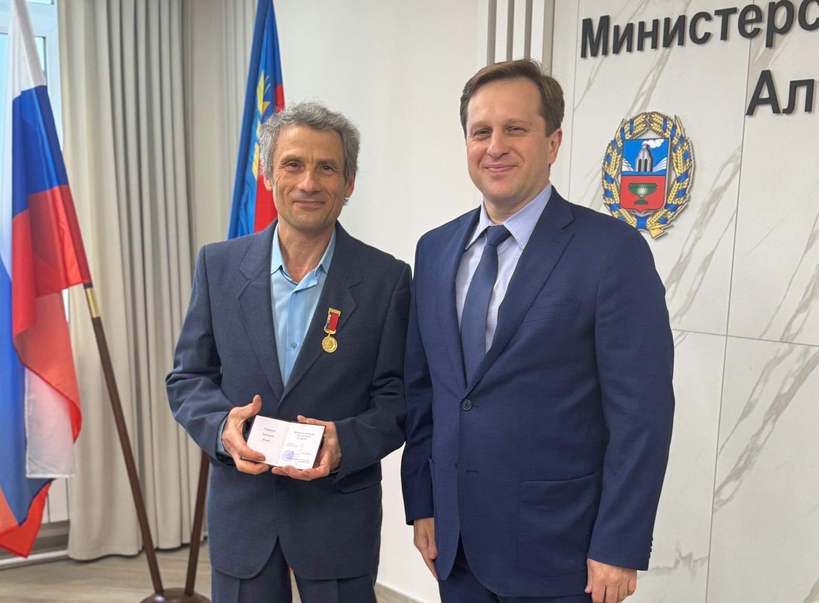 Медицинских работников КДЦАК наградили медалью «За заслуги в труде»