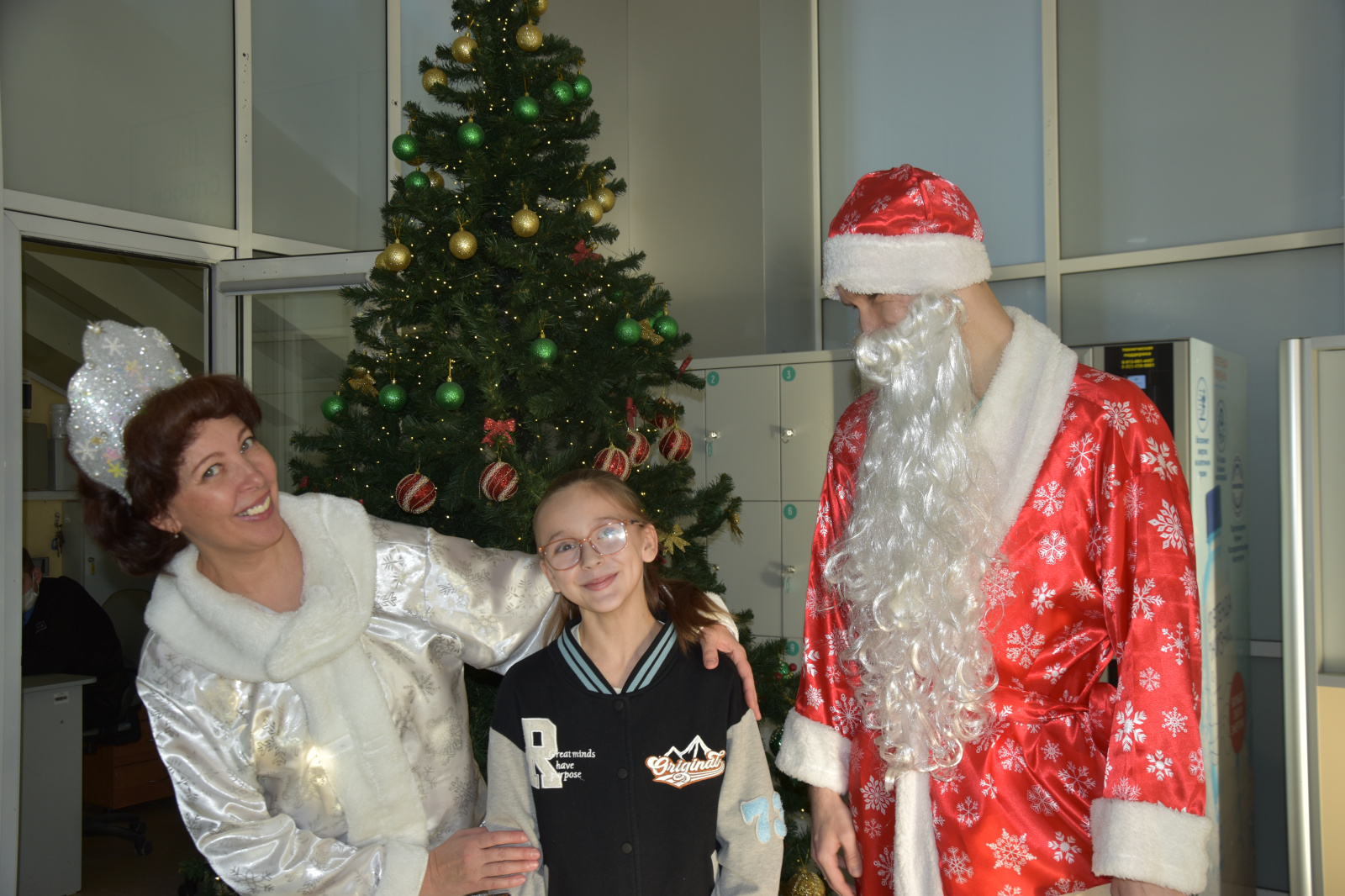 Дедушка Мороз со Снегурочкой заглянули в Консультативно-диагностический центр Алтайского края