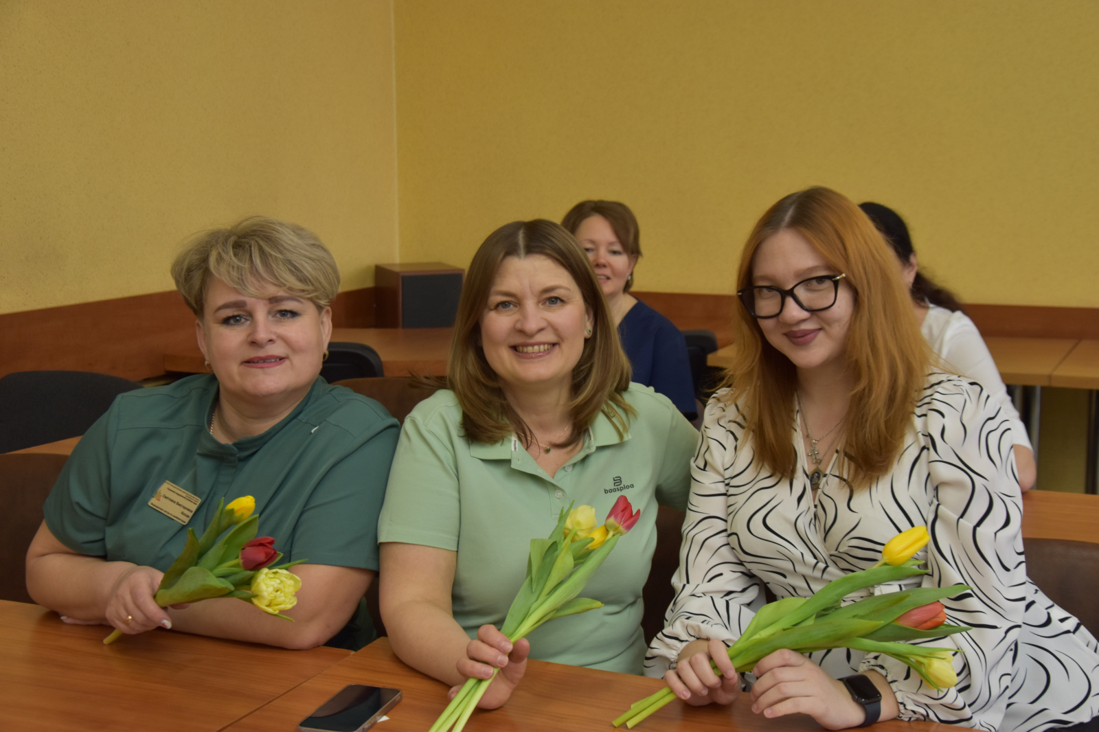 В преддверии 8 Марта сильная половина Консультативно-диагностического центра организовало для коллег шоу, которое взорвало весеннюю тишину. Вместо скучных речей — море теплых слов, цветов и сюрпризов!