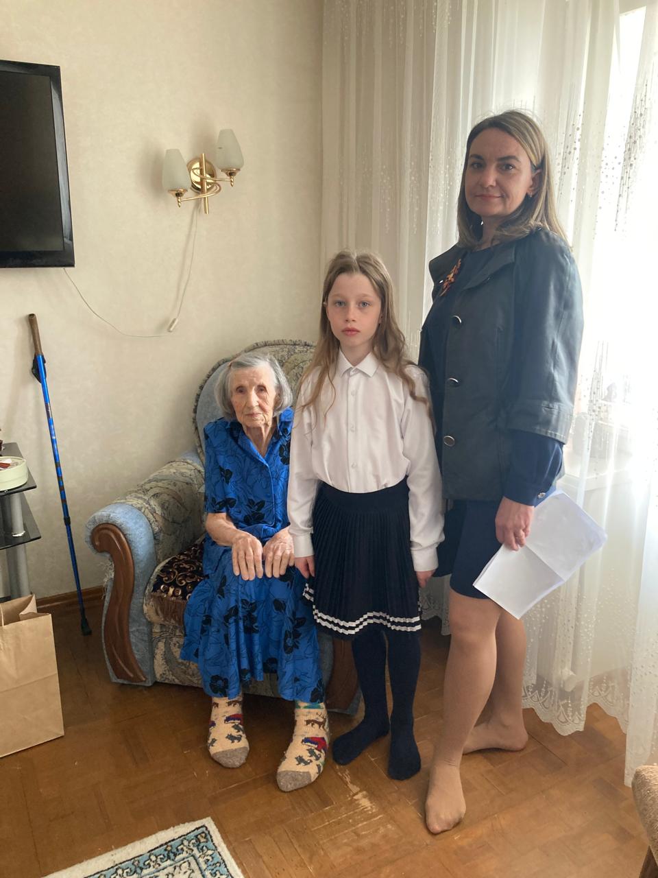 Сотрудники Центра поздравили детей войны, которые внесли значительный вклад в здравоохранение